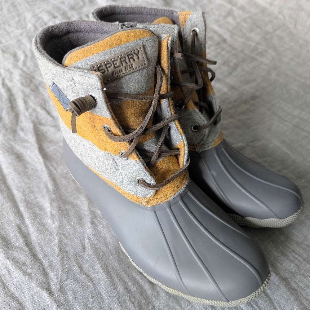 Sperry Top-Sider Saltwater Embossed Duck Boots in Gray + Yellow Stripe Size 10